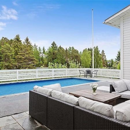 Villa Med Pool Och Bara 600M Till Havet! Trosa Buitenkant foto