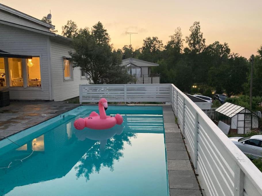 Villa Med Pool Och Bara 600M Till Havet! Trosa Buitenkant foto