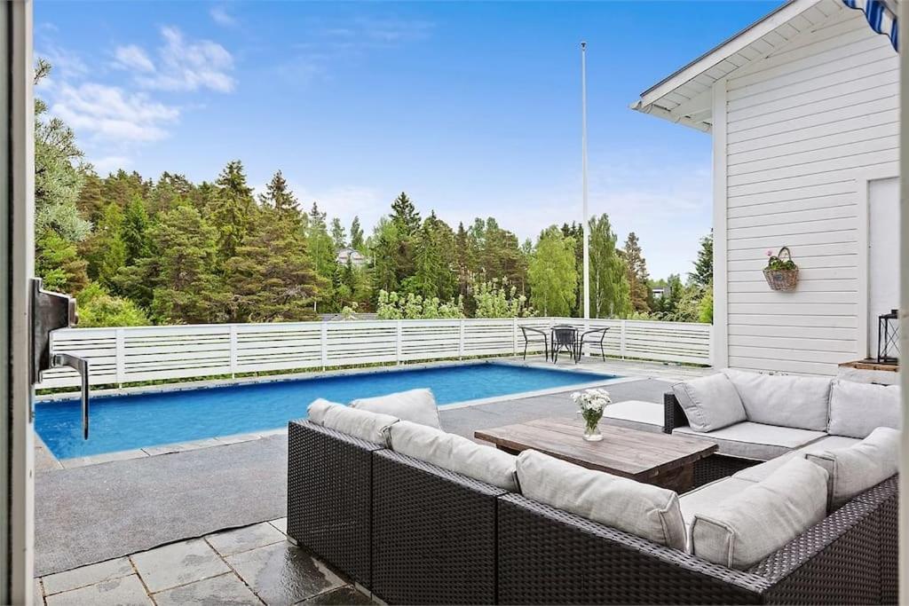 Villa Med Pool Och Bara 600M Till Havet! Trosa Buitenkant foto