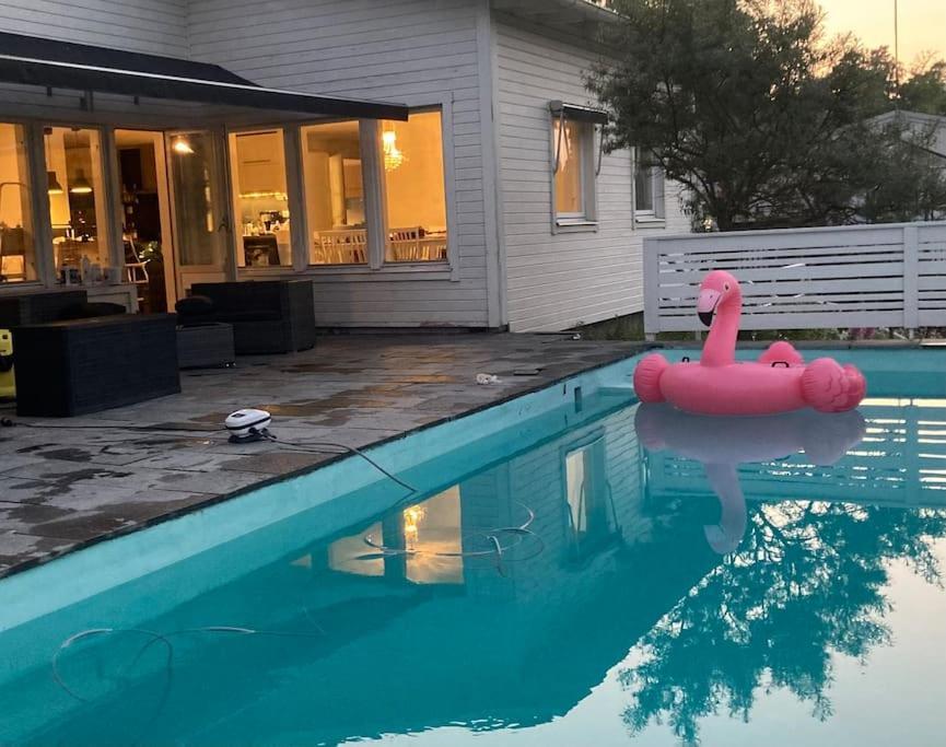 Villa Med Pool Och Bara 600M Till Havet! Trosa Buitenkant foto