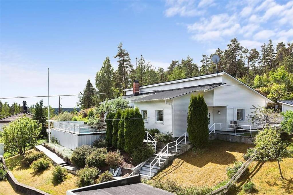 Villa Med Pool Och Bara 600M Till Havet! Trosa Buitenkant foto